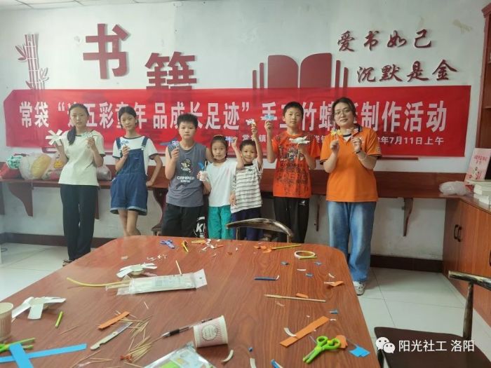 【常袋镇社工站】千站暖万家——“追五彩童年，品成长足迹”手工竹蜻蜓制作儿童关爱活动(图4)