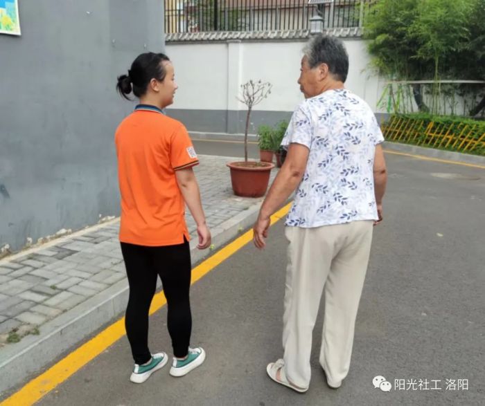 【定鼎门街道社工站】千站暖万家高龄老人入户探访活动(图1)