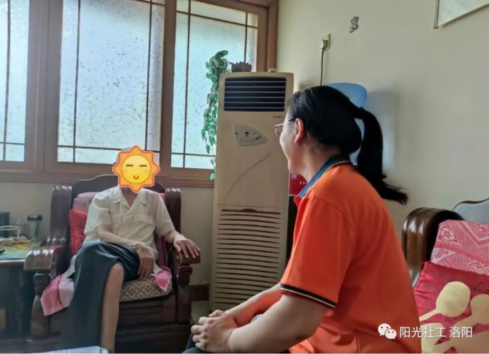 【定鼎门街道社工站】千站暖万家高龄老人入户探访活动(图2)
