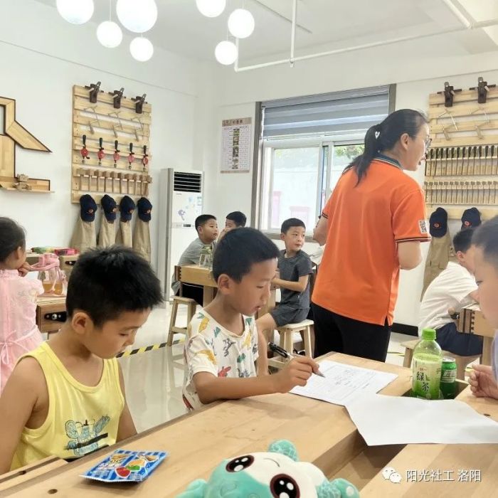 【定鼎门街道社工站】千站暖万家“儿童关爱行动”手工粘土活动(图1)