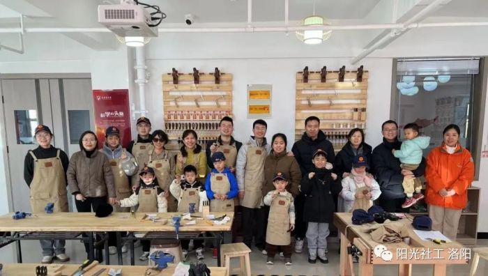 【修文坊邻里中心】阳光社工联合笨爸爸工房开展手工亲子活动(图1)