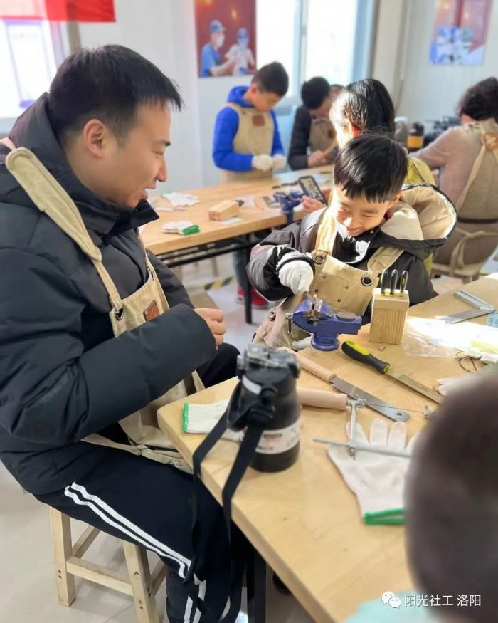 【修文坊邻里中心】阳光社工联合笨爸爸工房开展手工亲子活动(图2)