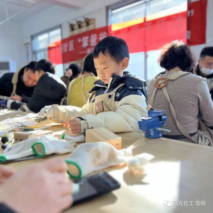【修文坊邻里中心】阳光社工联合笨爸爸工房开展手工亲子活动(图3)