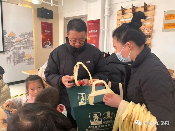 【修文坊邻里中心】阳光社工联合笨爸爸工房开展手工亲子活动(图7)
