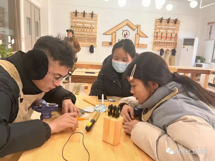 【修文坊邻里中心】阳光社工联合笨爸爸工房开展手工亲子活动(图5)