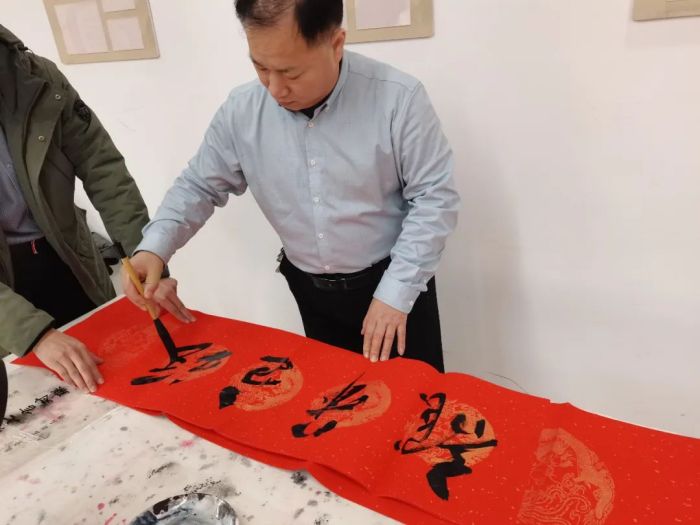 民革洛龙支部、修文坊社区邻里中心“书万福 送万家”义写春联主题活动(图2)