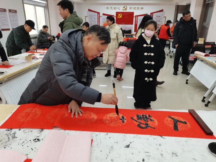 民革洛龙支部、修文坊社区邻里中心“书万福 送万家”义写春联主题活动(图3)
