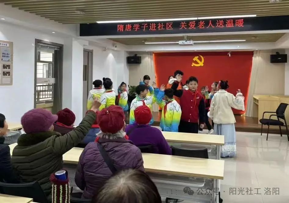 【定鼎门街道社工站】“隋唐学子进社区，关爱老人送温暖”学雷锋志愿服务活动(图2)