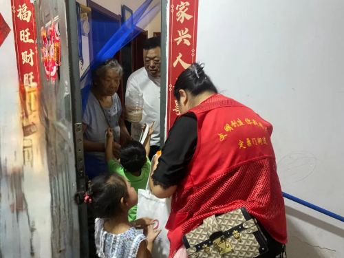 一家一勺米 共做百家粽(图3)