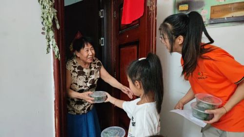 一家一勺米 共做百家粽(图20)
